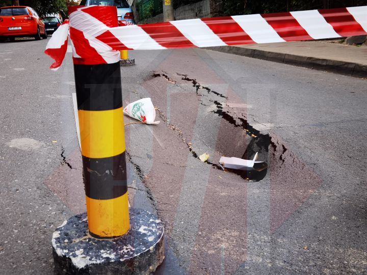 Imagini de coşmar pe o stradă din centrul Iaşului. Un crater imens a apărut din senin pe şosea. Circulația rutieră se desfăşoară cu dificultate – Exclusiv, Galerie Foto, Video, Update