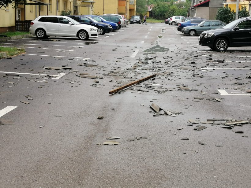 Furtuna a făcut ravagii in Suceava. Pompierii au intervenit