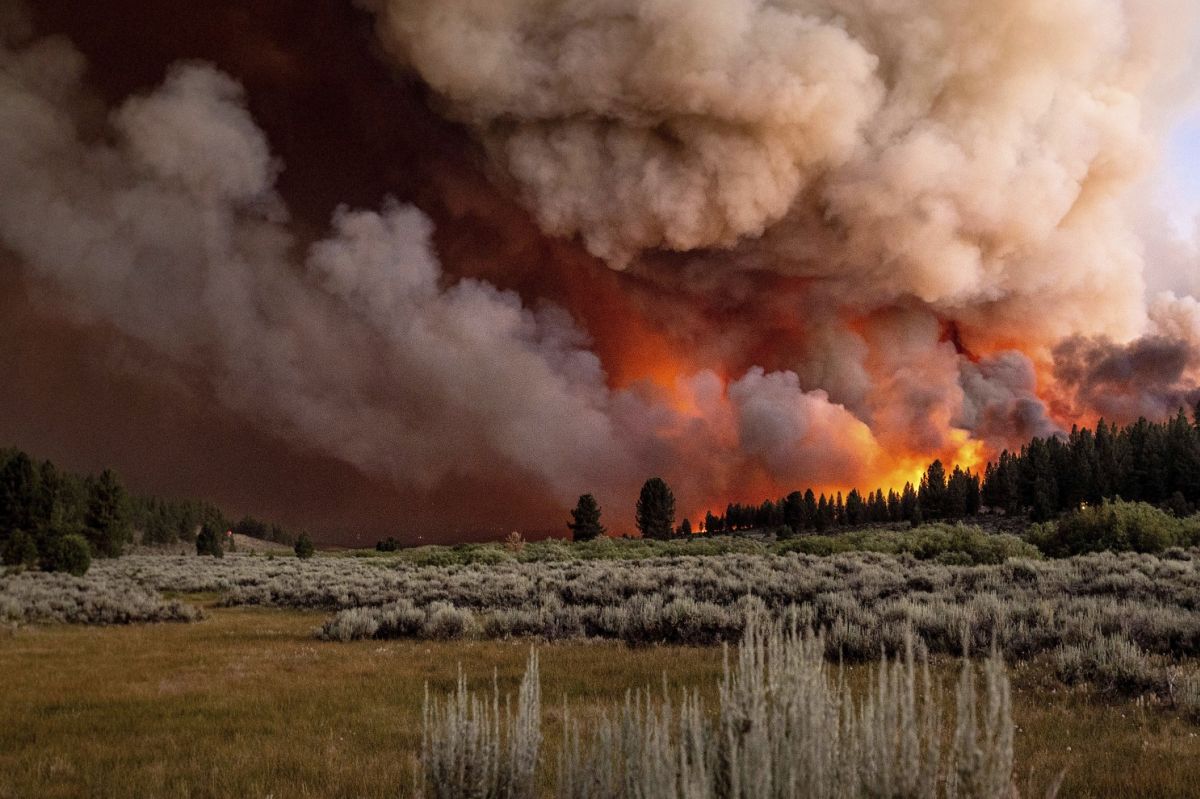 Mii de oameni, evacuați din California din cauza incendiilor de vegetație care se extind