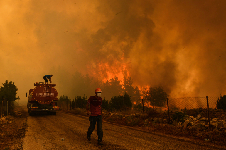 Luptele împotriva incendiilor din Grecia continuă pentru a 12-a zi consecutiv. Pompierii greci sunt ajutați de cei din România și Ucraina – Foto, Video
