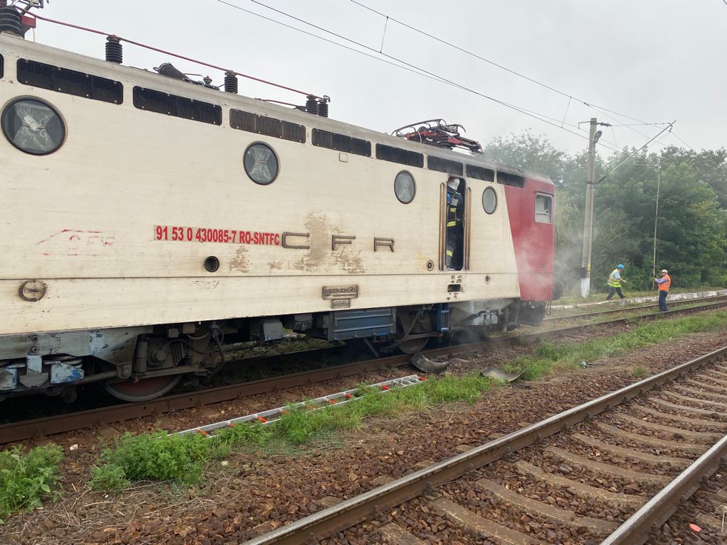 Incendiu în Gara Sârca. O locomotivă a fost acaparată de flăcări