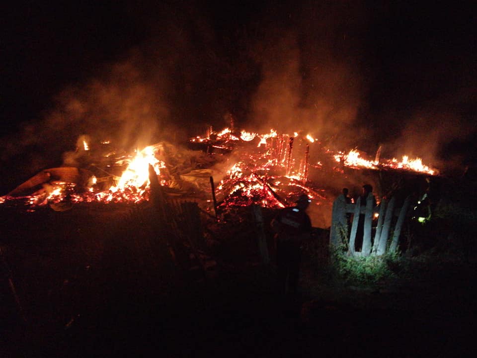 Un incendiu i-a luat unui bătrân toată agoniseala de o viață. Acesta a rămas fără locuință