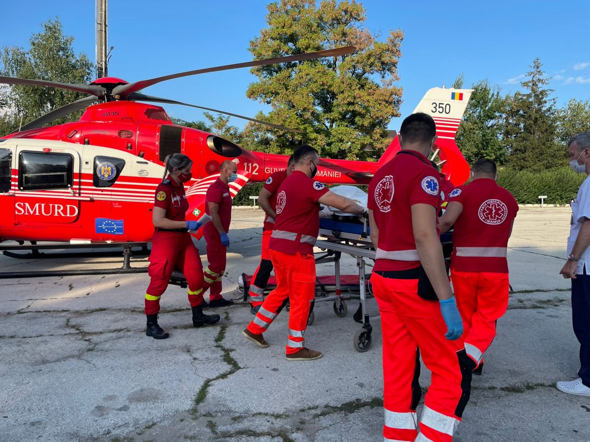 Un pacient care a suferit un infarct miocardic acut a fost adus la Institutul de Boli Cardiovasculare Iași cu elicopterul SMURD – Galerie Foto