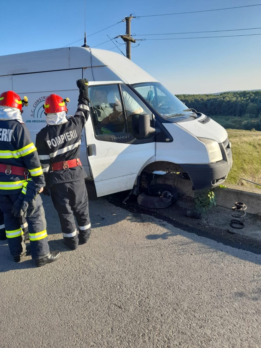 Un microbuz a intrat într-un pod în comuna Lespezi. Pompierii s-au asigurat că niciun incendiu nu va izbucni în urma evenimentului rutier