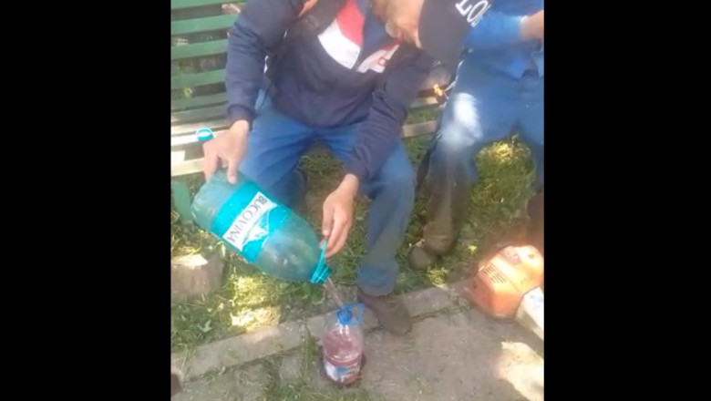 Un angajat din Galați își învață colegul nepalez cum să fure benzină de la locul de muncă – VIDEO