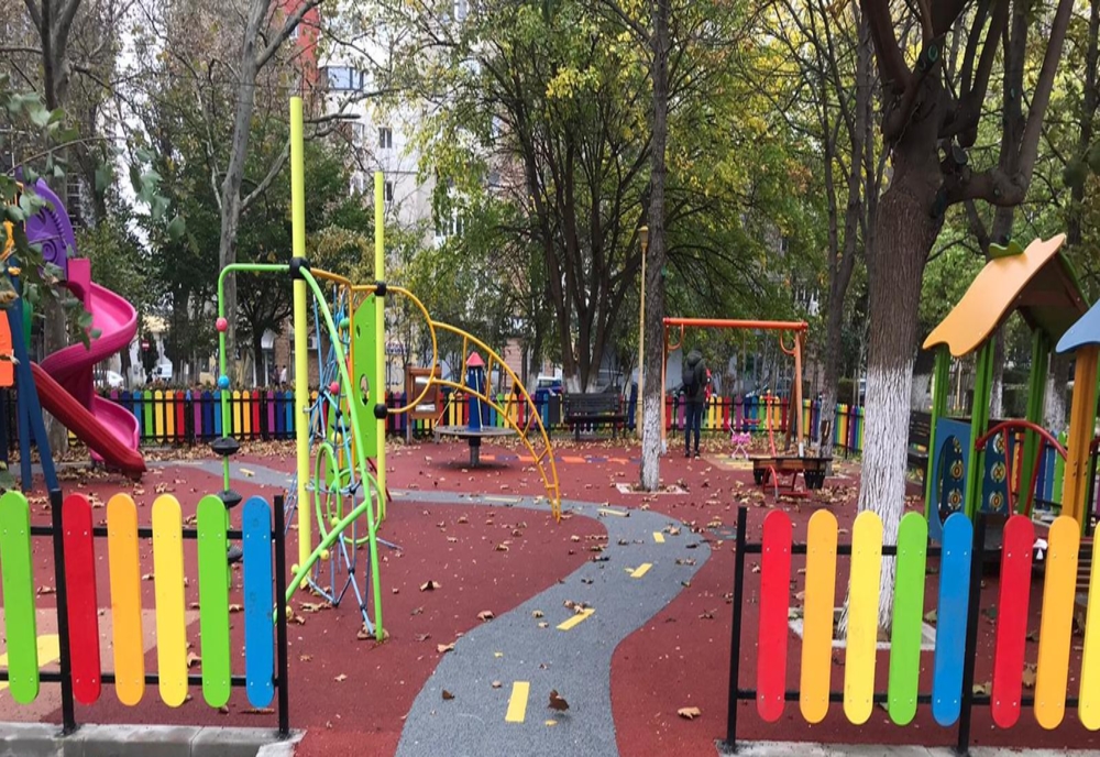 Un copil s-a electrocutat într-un parc de joacă din Bistriţa