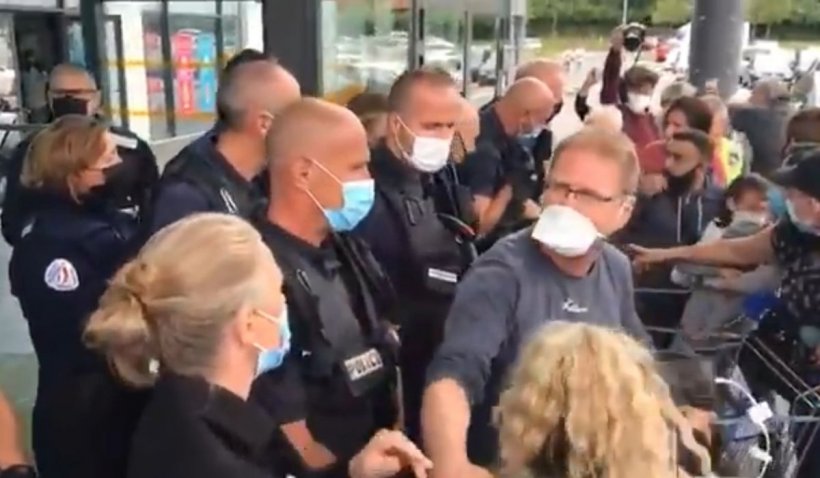Mai multe persoane au protestat în Franța în fața unor supermarketuri. Aceștia nu au fost lăsați să intre deoarece nu erau vaccinați: „Ne este foame, lasă-ne să intrăm”