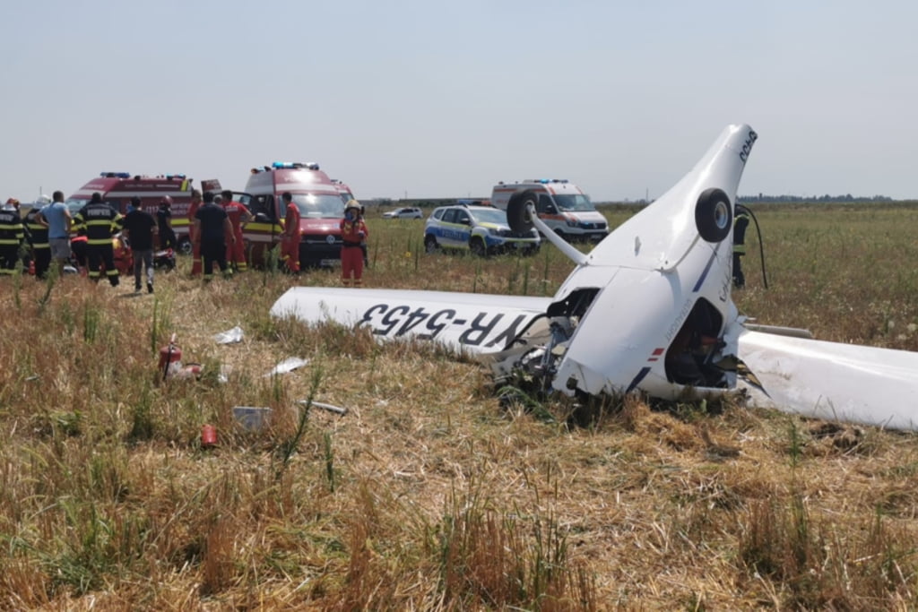 Avion de mici dimensiuni, căzut lângă Capitală. Cele două persoane aflate la bord sunt conștiente