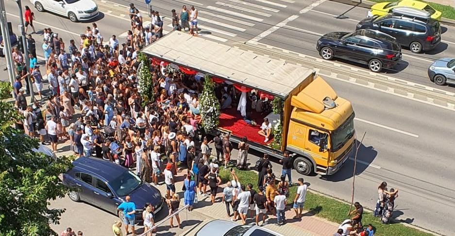 Înmormântare cu alai pentru tânărul de etnie rromă care s-a sinucis în urmă cu câteva zile