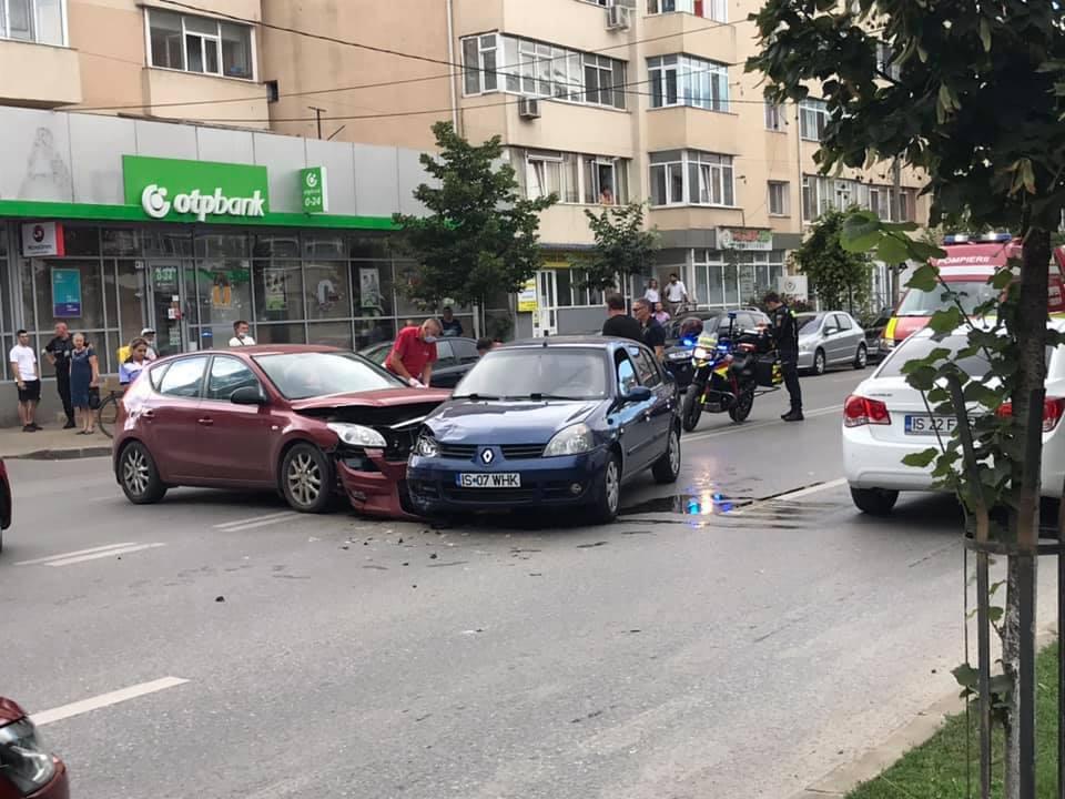 Accident rutier pe strada Sf. Lazăr! Două autoturisme sunt implicate- EXCLUSIV/ FOTO