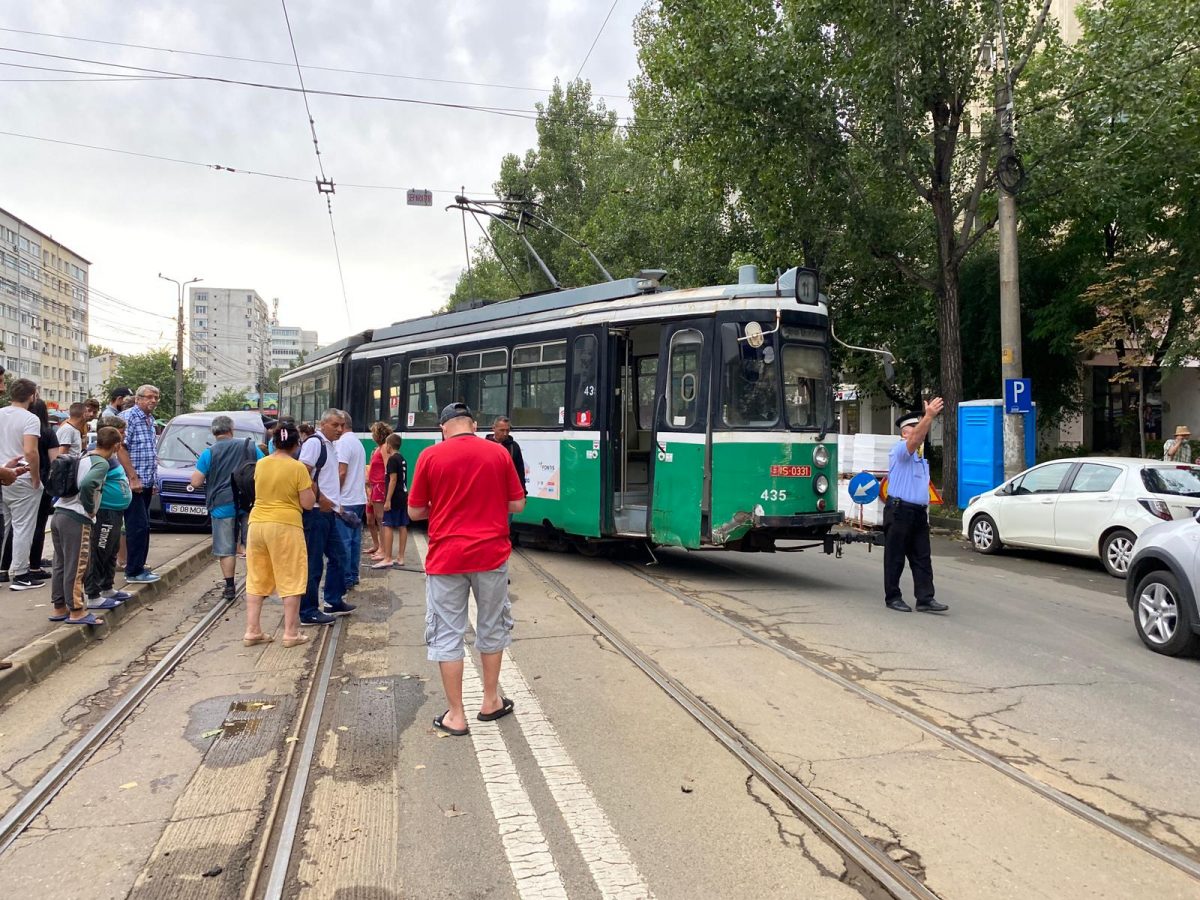 Accident rutier grav la Iaşi. Un tramvai a intrat în coliziune cu un autoturism, în Alexandru cel Bun. O persoană este încarcerată – EXCLUSIV, GALERIE FOTO, LIVE VIDEO, UPDATE