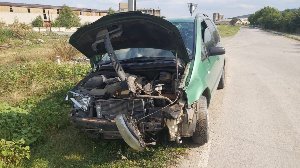 Accident rutier în Hârlău. Două persoane sunt rănite. Cadrele medicale intervin la fața locului