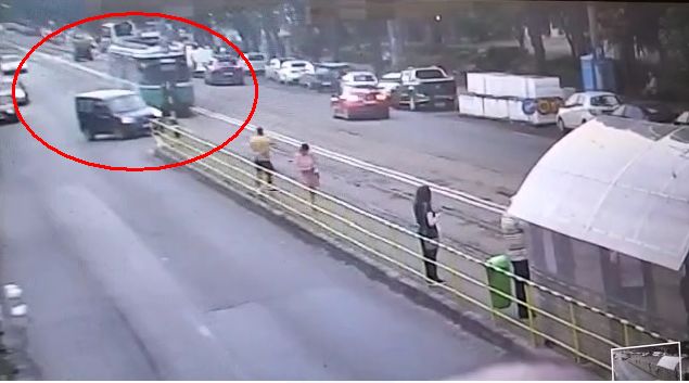 Momentul producerii accidentului rutier din Alexandru cel Bun, în care au fost implicate un tramvai şi un autoturism – VIDEO