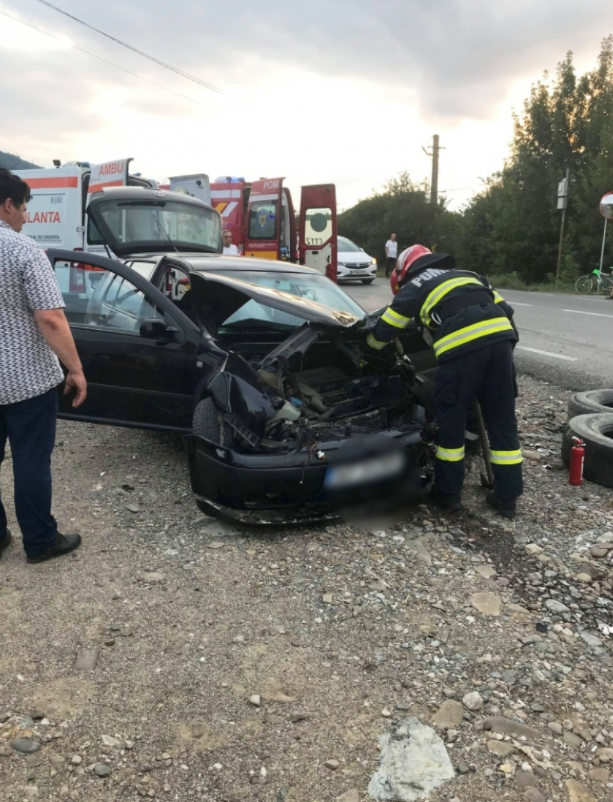 Accident cu trei victime în Neamț! Un Touareg a făcut praf un Golf