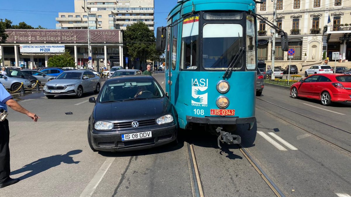 Accident rutier în Piaţa Unirii. Coliziune dintre un tramvai şi un autoturism, după o manevră neinspirată a unei şoferiţe – EXCLUSIV, FOTO, VIDEO