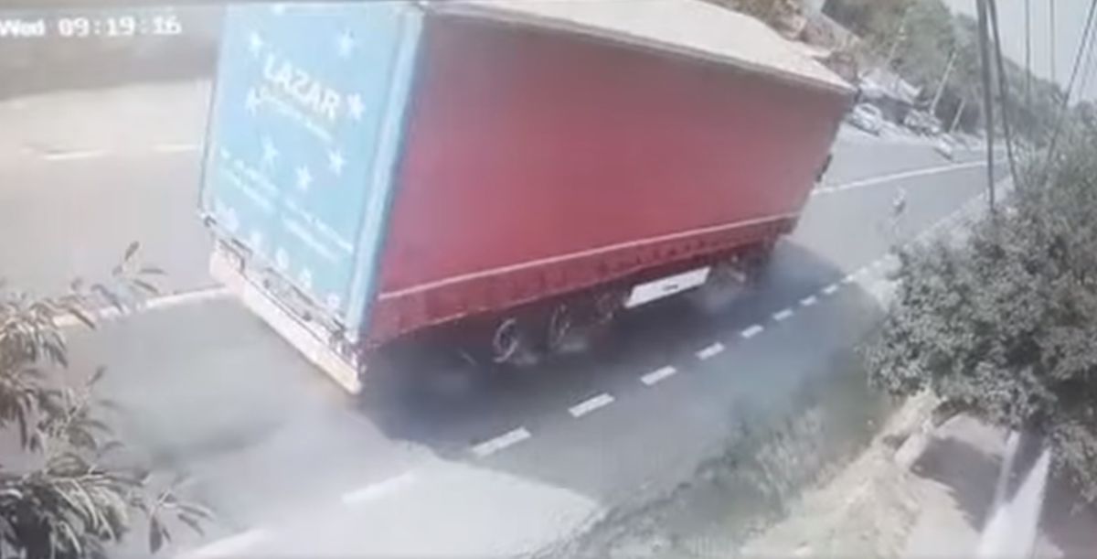 Accident rutier în Galați. Șofer profesionist de TIR a evitat la milimetru o bătrână de 90 ani care traversa neregulamentar – VIDEO
