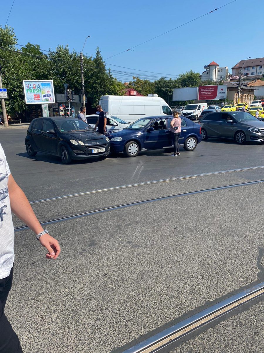 Accident rutier în Tudor Vladimirescu. Impact între două autoturisme – EXCLUSIV, FOTO, VIDEO