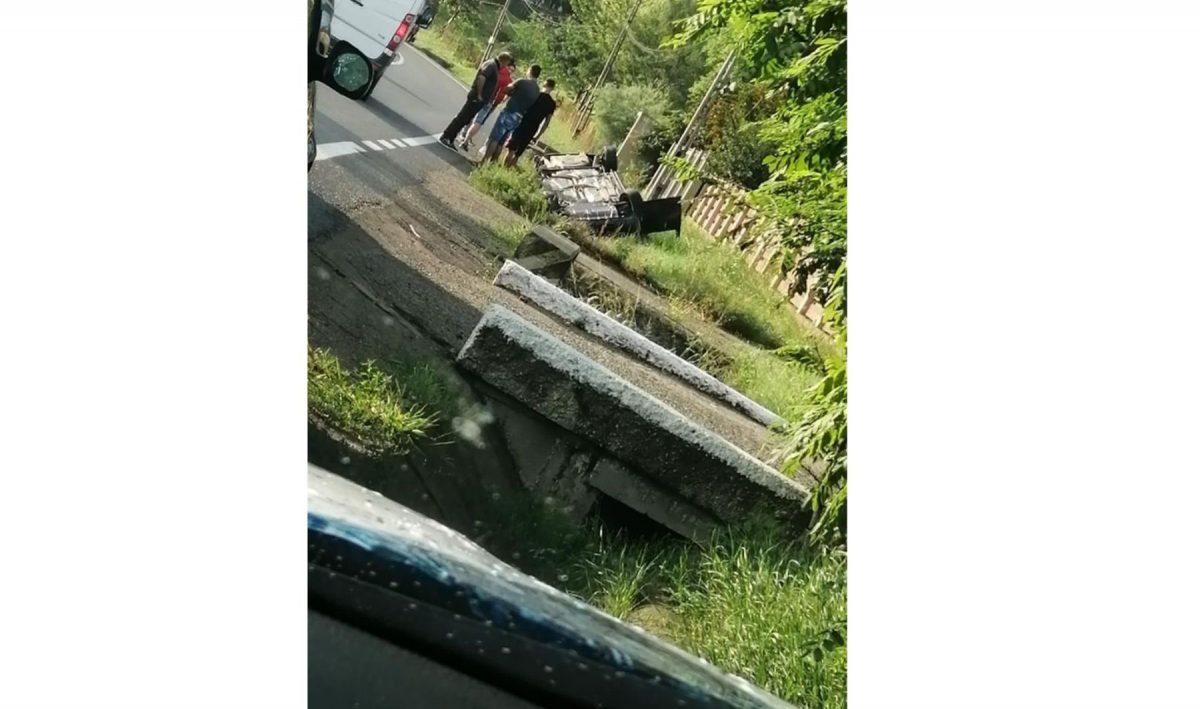 Accident rutier la Iaşi. Un autoturism s-a răsturnat în afara părţii carosabile