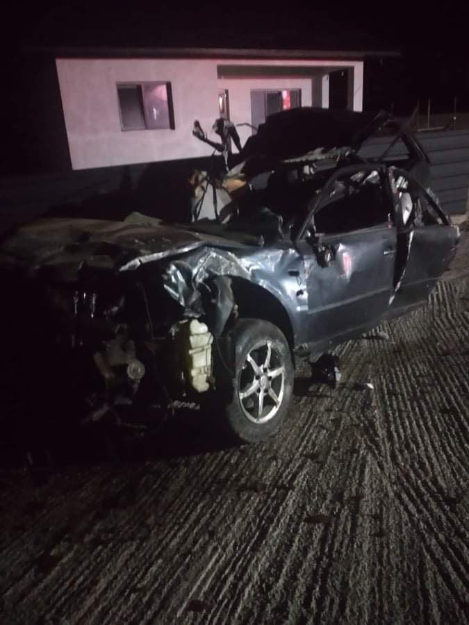 Cum arată maşina tânărului mort în accidentul din Sârca. Autoturismul a fost distrus complet, după ce s-a izbit de un gard din beton – FOTO