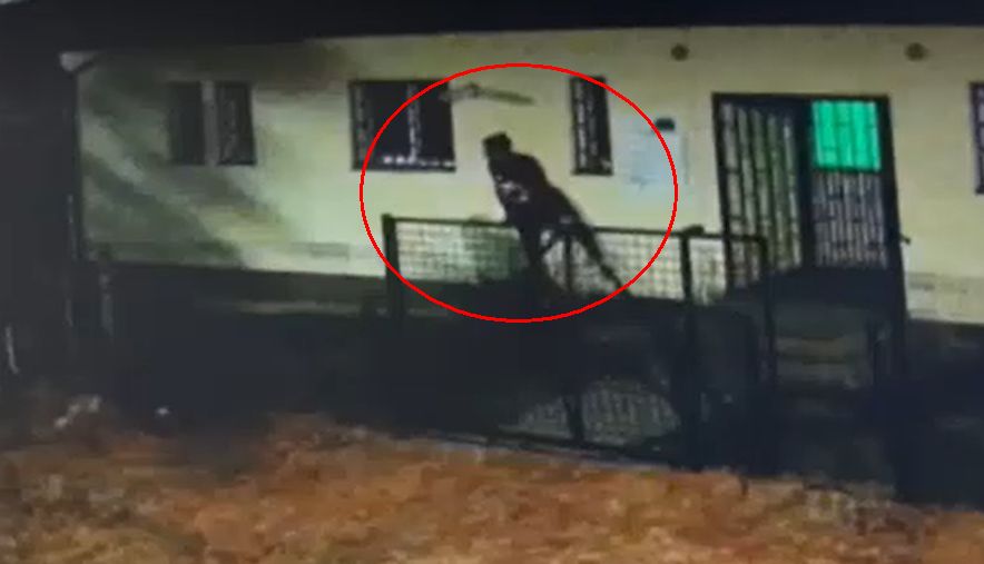 Tânărul din Iași care a evadat din arestul Poliției Urziceni terorizează o întreagă comună! Iată cum se plimbă, liniștit, în timp ce poliţiştii îl caută disperați – VIDEO
