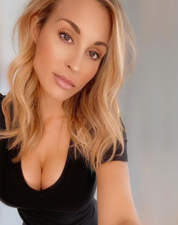 Cadru medical din Statele Unite ale Americii a fost dat afară pentru că deţinea un cont pe OnlyFans – FOTO