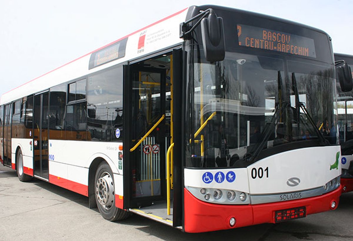 Conducătorul unui autobuz din Ploieşti a făcut infarct la volan. Călătorii au sunat la 112