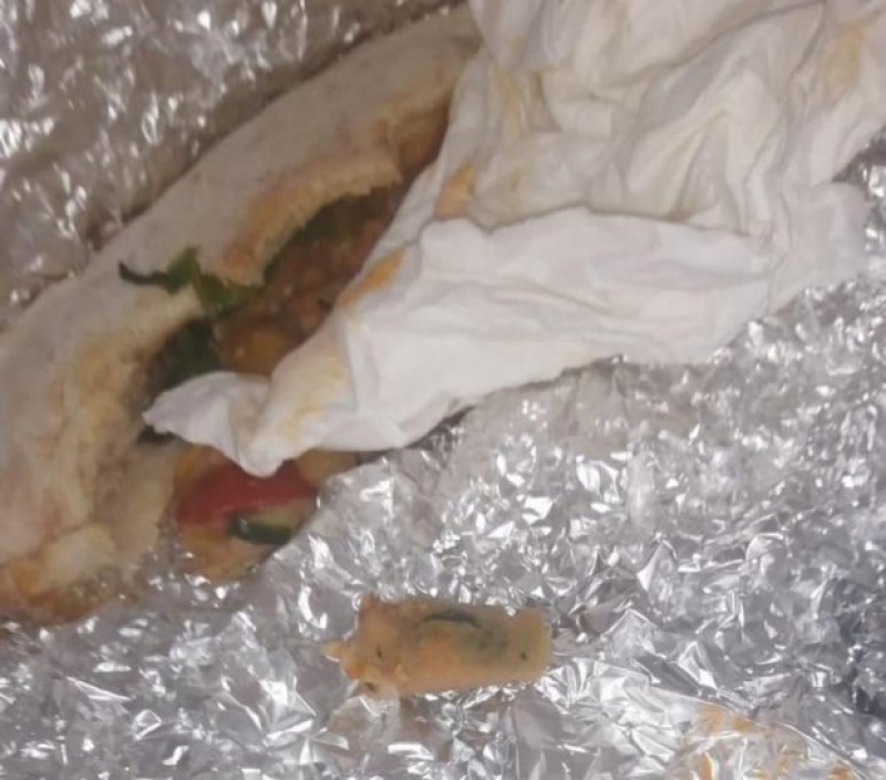 Amenzi de mii de lei la restaurantul unde s-a găsit un bandaj plin de sânge în mâncarea unui client