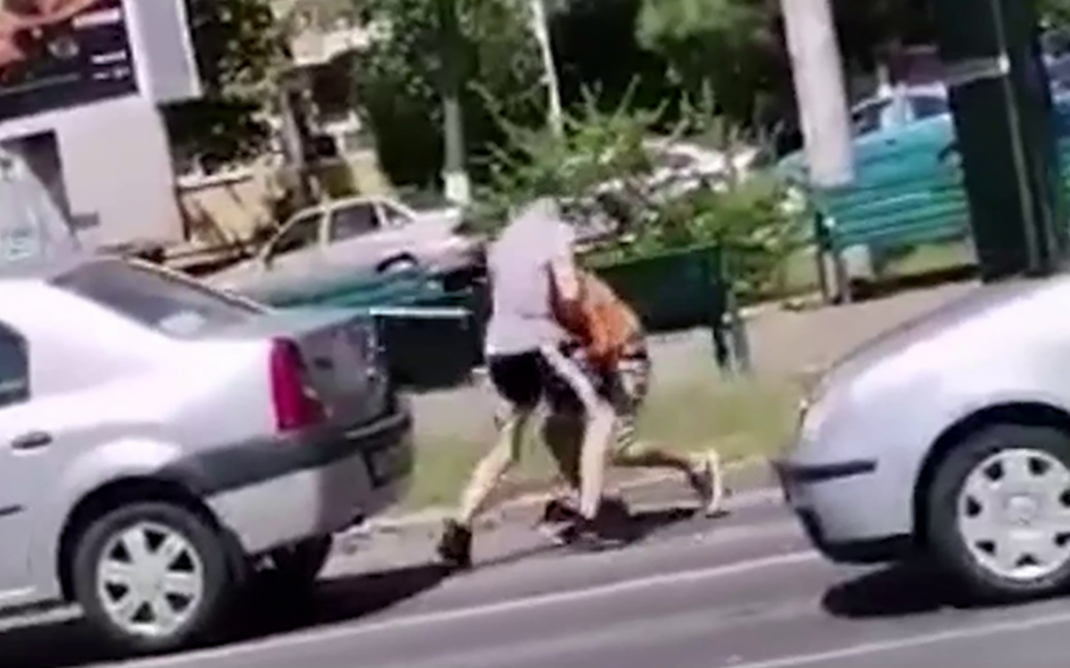 Şicanare în trafic, încheiată cu bătaie. De la ce s-au certat cei doi buzoieni – VIDEO