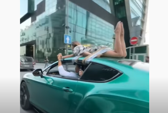 Un influencer renumit din Rusia și-a legat iubita de acoperișul unui Bentley și s-a plimbat cu ea pe străzi. Bărbatul este anchetat – VIDEO