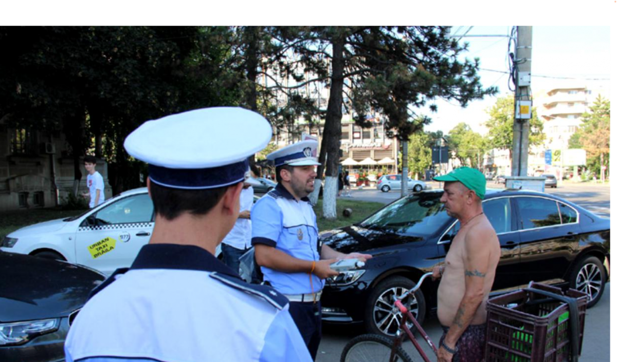 Biciclist aproape de comă alcoolică prins de poliţişti în timp ce făcea slalom printre maşini în Brăila