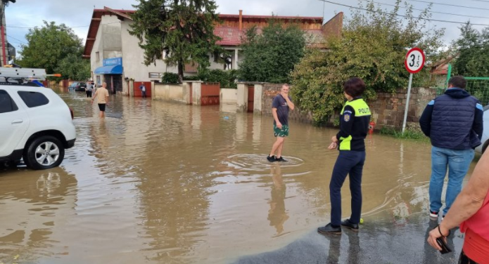 Ploile au inundat străzi și zeci de gospodării în județul Brașov