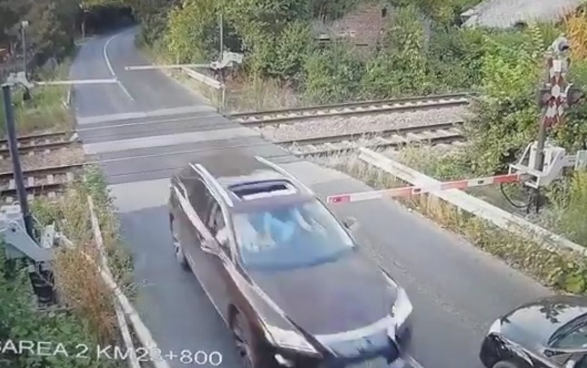 Inconştiență la trecerea la nivel cu calea ferată, în judeţul Ilfov. Bărbatul consumase băuturi alcoolice. Imaginile de pe camerele de supraveghere – VIDEO, UPDATE