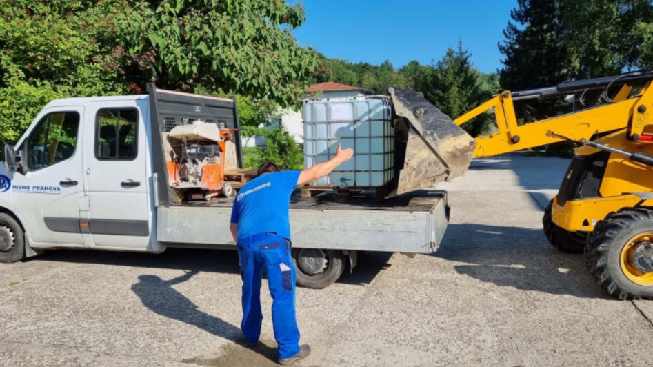 Municipiul Câmpina a rămas fără apă potabilă la robinet. Autoritățile au pus rezervoare cu apă în mai multe locuri din oraș