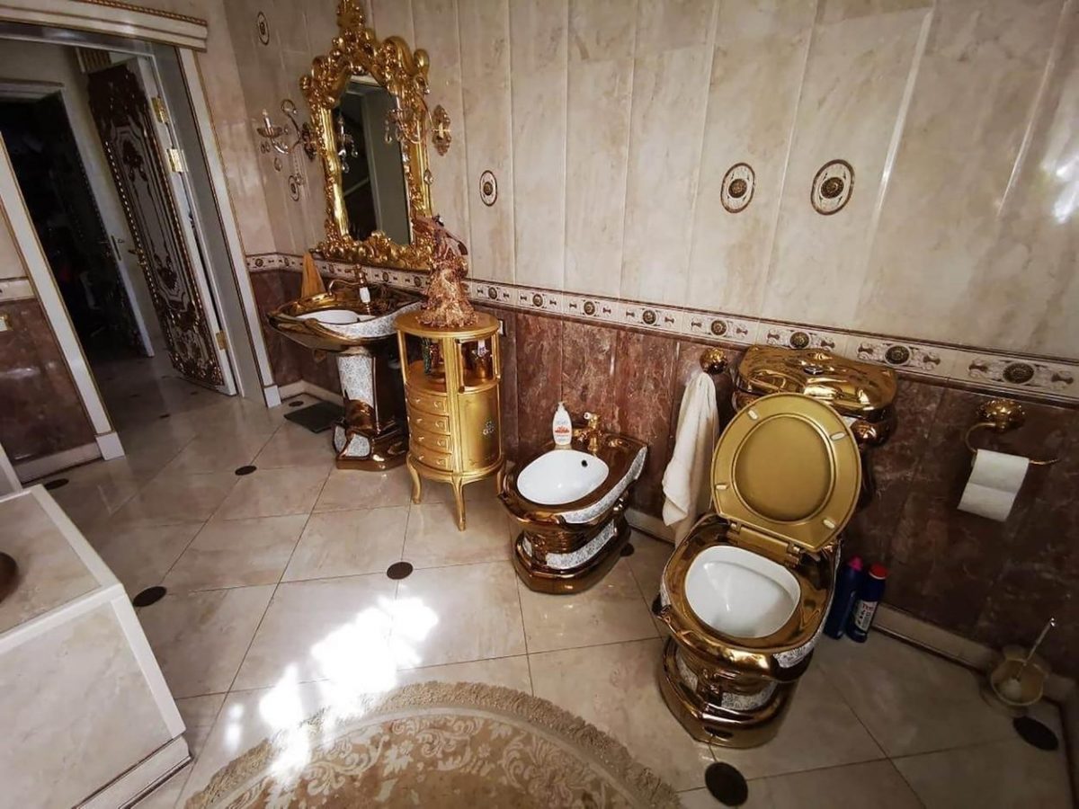 Un poliţist din Rusia are vasul de toaletă din aur. Bărbatul, reţinut pentru luare de mită – FOTO