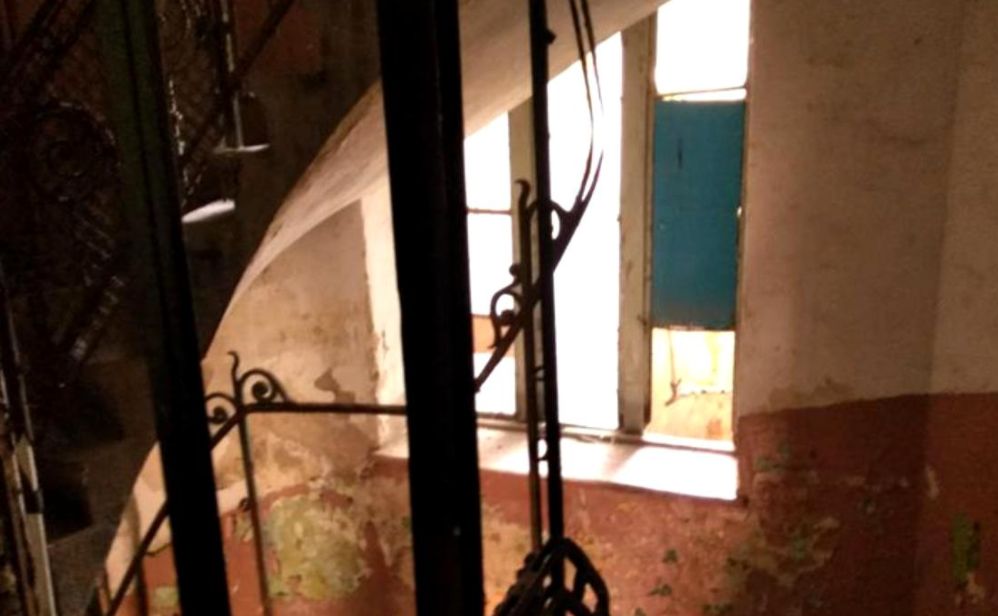 Secrete ascunse în pereții casei! Ce a găsit o femeie în locuința sa veche de 150 de ani