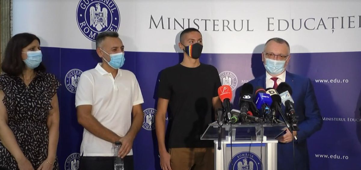Mnisterul Educației și Cercetării l-a premiat pe înotătorul David Popovici. Ministrul Sorin Cîmpeanu: „Este un exemplu excepțional și credibil” – VIDEO