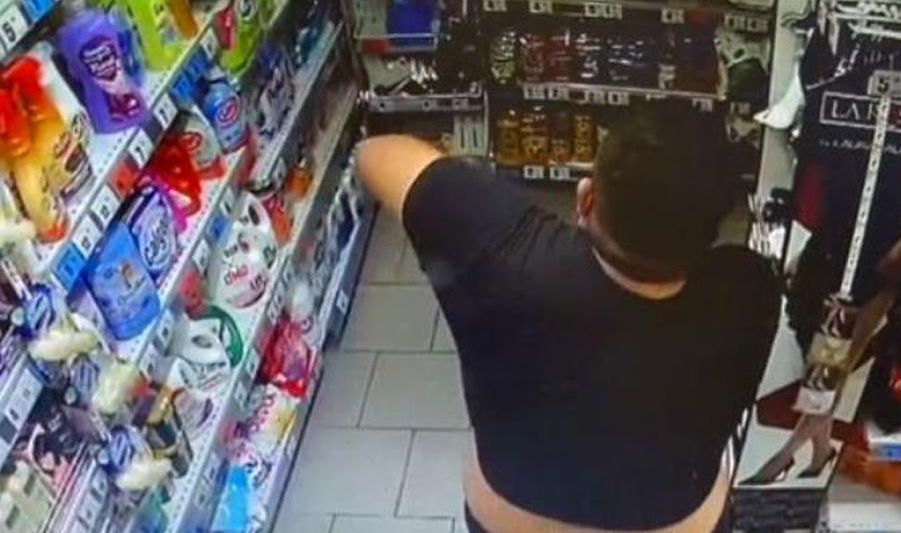 Viral pe TIK TOK. tânăr, Filmat într-un supermarket în timp ce se dă cu deodorant de femei. Ce s-a întâmplat după – VIDEO