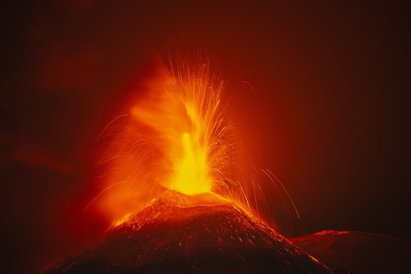 Vulcanul Etna a erupt din nou. Lavă și cenușă expulzate din crater – FOTO