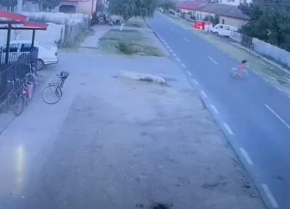 Imagini cu un puternic impact emoțional! O fetiță, care mergea pe bicicletă, a fost spulberată de un autoturism – VIDEO