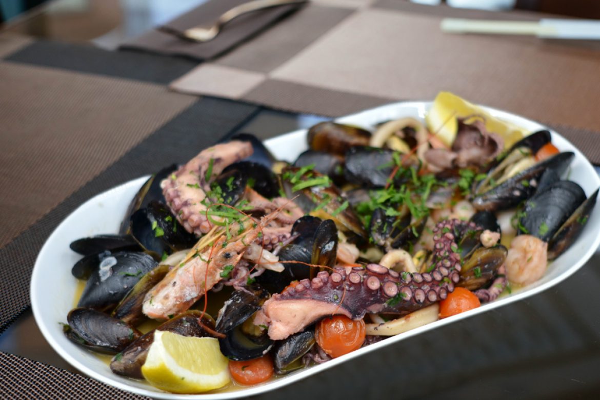 Un cuplu a comandat un platou cu fructe de mare la un restaurant din Mamaia. Ce surpriză au avut când a venit nota de plată