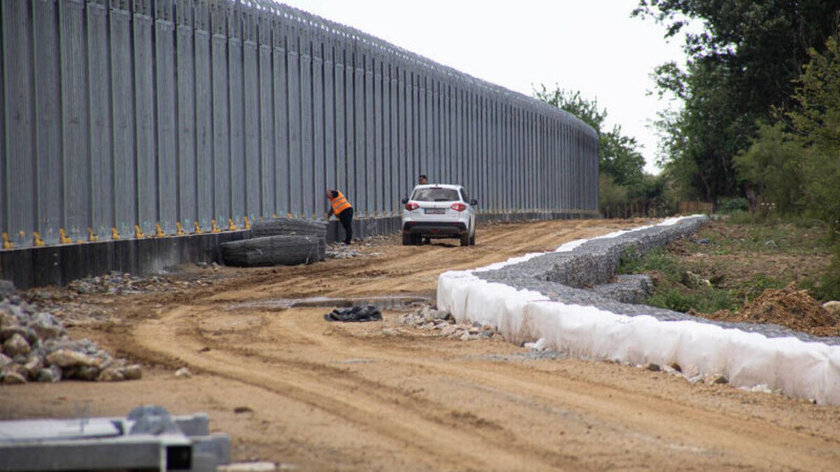 Grecia ia măsuri pentru a împiedica un posibil val de migranţi afgani. Gardul de la frontiera cu Turcia, prelungit cu 40 de km