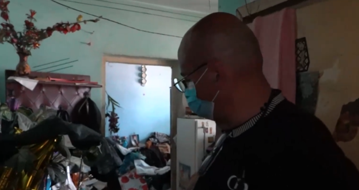 38 de metri cubi de gunoaie au fost scoase din apartamentul unei bătrâne din Sectorul 5 al Capitalei! Cristian Popescu Piedone: „Nu criticați! Nimeni nu știe unde-l duce viața” – VIDEO