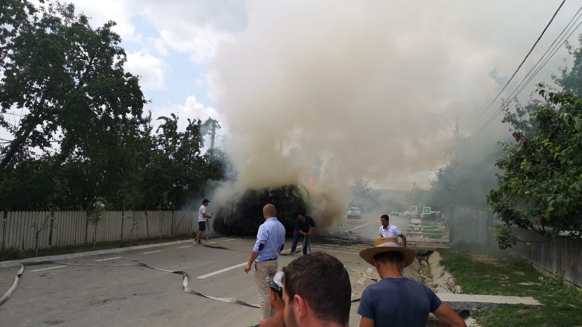 O remorcă plină cu fân a fost cuprinsă de flăcări, pe o şosea din comuna Ţibăneşti – EXCLUSIV, FOTO, VIDEO