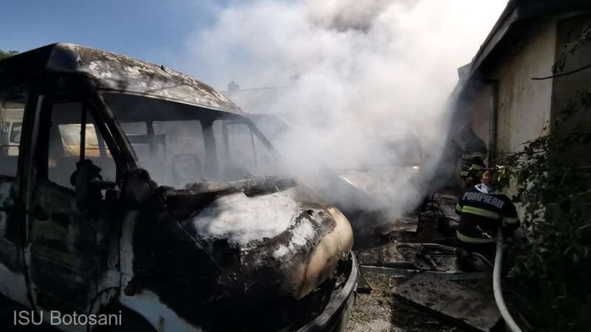 Incendiu puternic în Botoșani. Cinci microbuze au fost făcute scrum