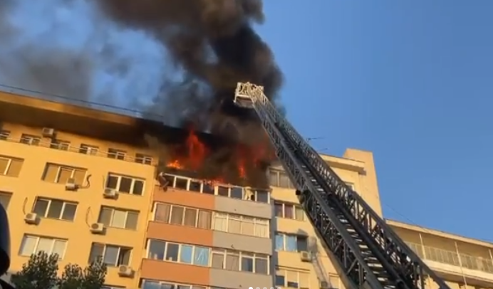 Incendiu lângă Sala Palatului. Două apartamente au luat foc
