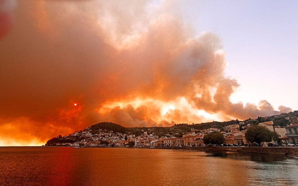 Incendiile masive din Grecia continuă. Se efectuează o anchetă privind cauza acestora