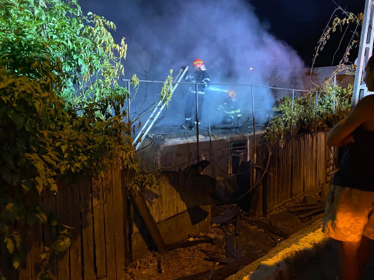 Incendiu în municipiul Iași! O locuință de pe strada Aluniș a fost cuprinsă de flăcări – EXCLUSIV/ FOTO/ LIVE VIDEO/ UPDATE