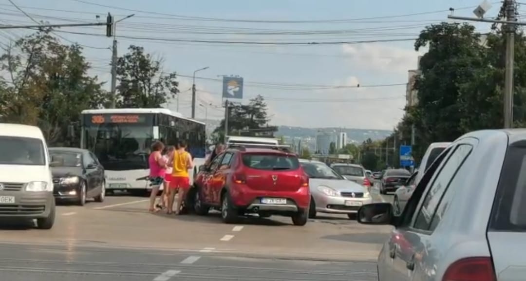 Accident rutier pe Bulevardul Socola din Iaşi. Două autoturisme s-au izbit – EXCLUSIV, FOTO