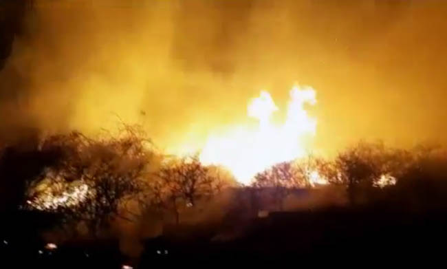Incendiu de vegetație uscată în localitatea Devesel! Flăcările au afectat 4 case, 17 anexe gospodărești, cimitirul, dar și o mașină