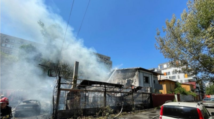 Incendiu la terasa unui restaurant din Capitală